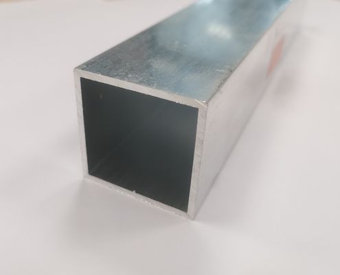 Profissionais de extrusão de tubos quadrados de alumínio de acabamento de moagem em espessura de 2 mm personalizados